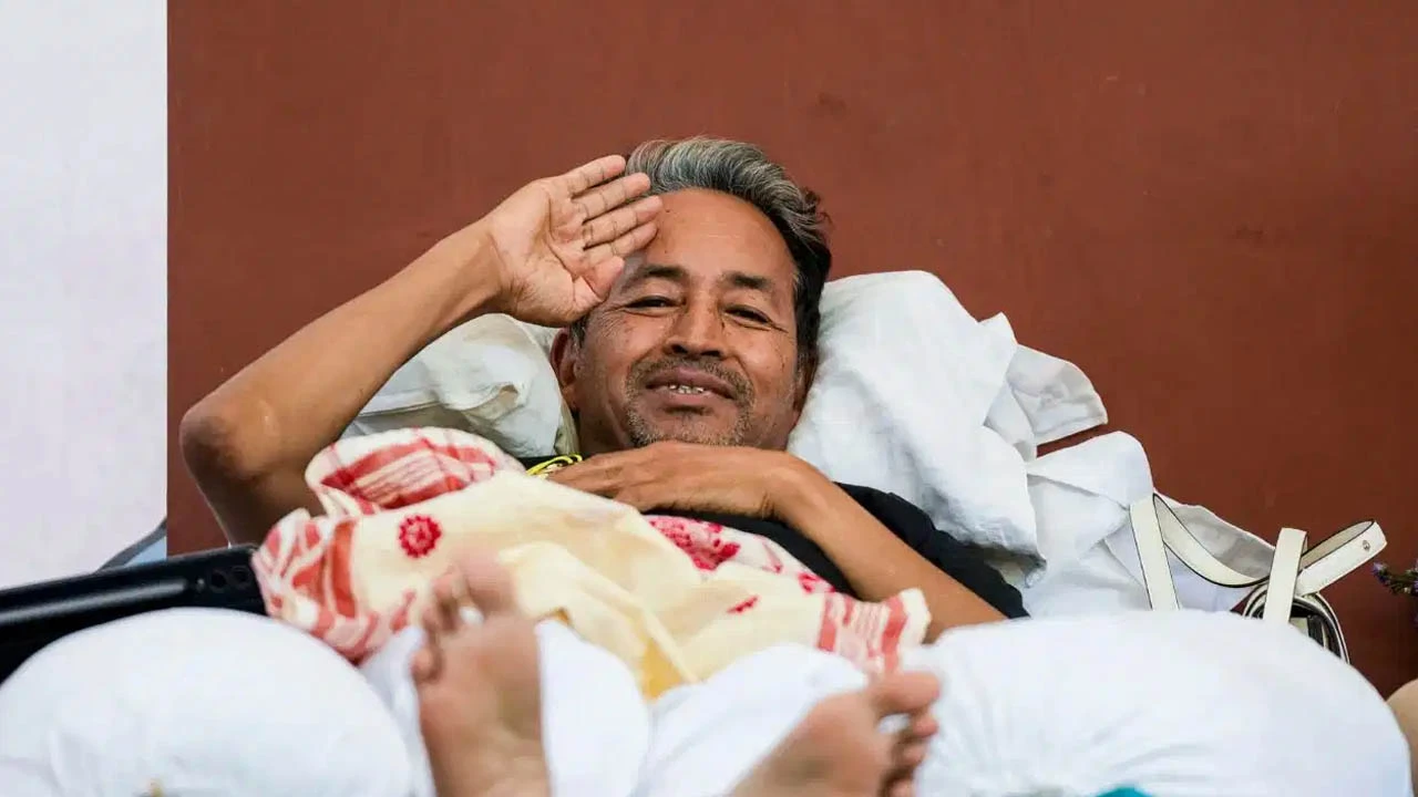 অনশনরত সোনম ওয়াংচুককে ‘ফিল্মি স্টাইলে’ তুলে নিয়ে গেল পুলিশ