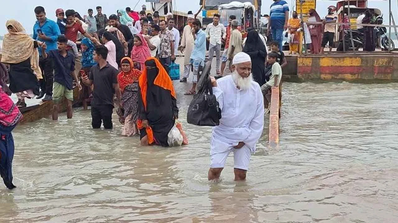 বরগুনায় জোয়ারের পানিতে ডুবে গেছে ফেরিঘাটের গ্যাংওয়ে