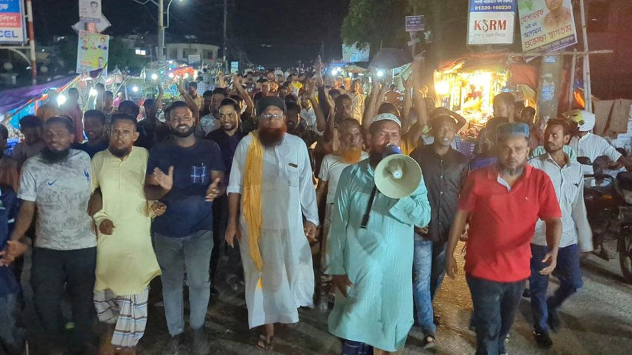 ইউএনওর বদলিতে মিষ্টি বিতরণ