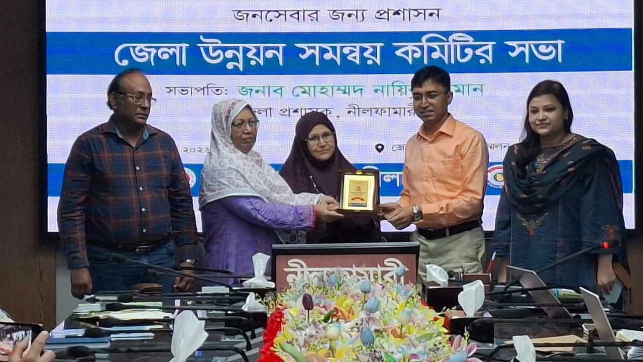 কৃষিতে বিশেষ অবদানের স্বীকৃতি পেলেন জলঢাকার উদ্যোক্তা খাদিজা আক্তার