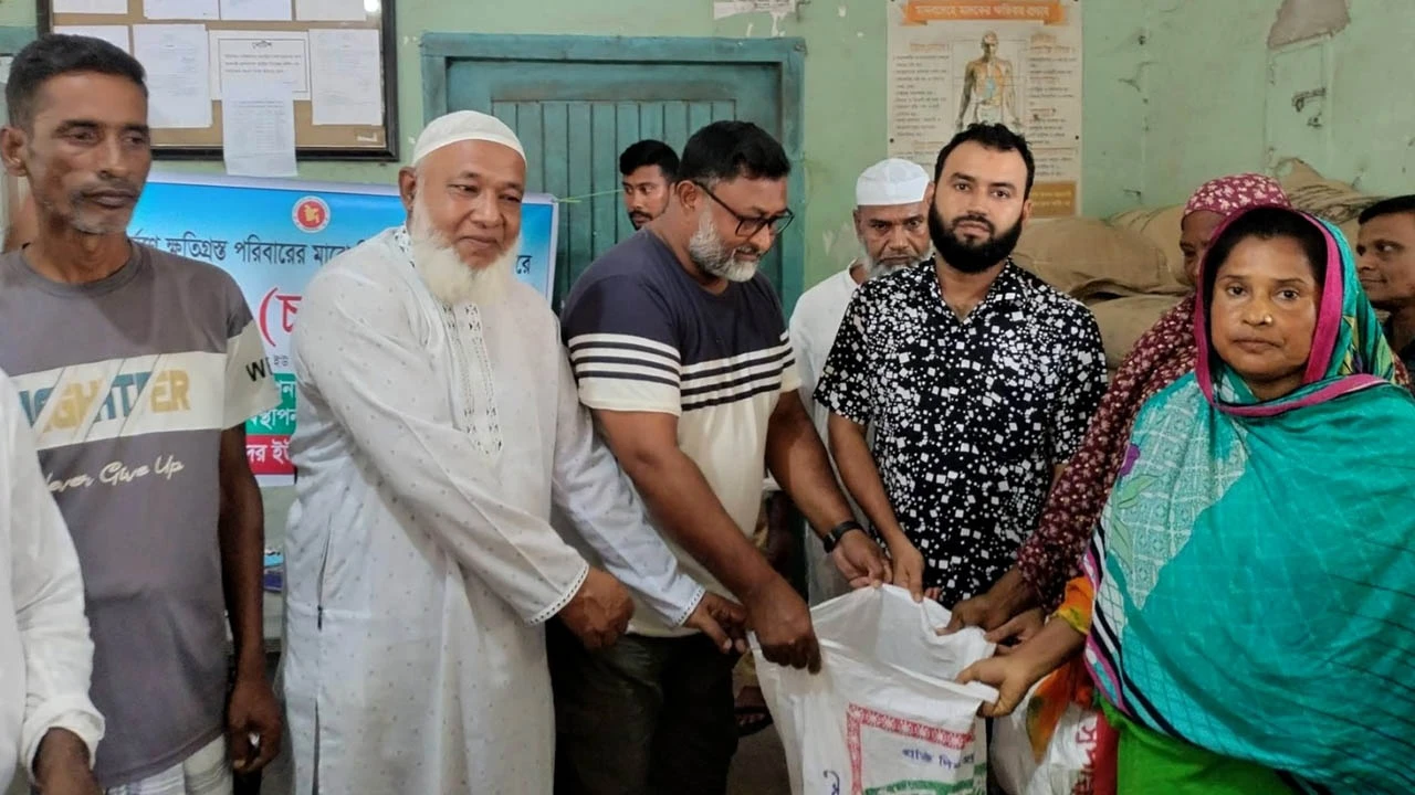 মহাদেবপুরে দুঃস্থদের মাঝে চাল বিতরণ