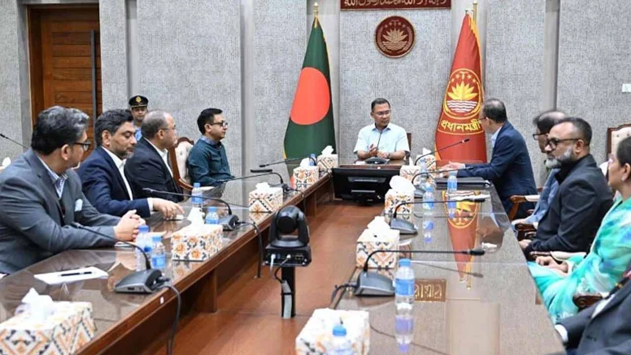 পোশাক শিল্পের বিকাশে প্রতিবন্ধকতা দ্রুত দূর করার নির্দেশনা প্রধানমন্ত্রীর