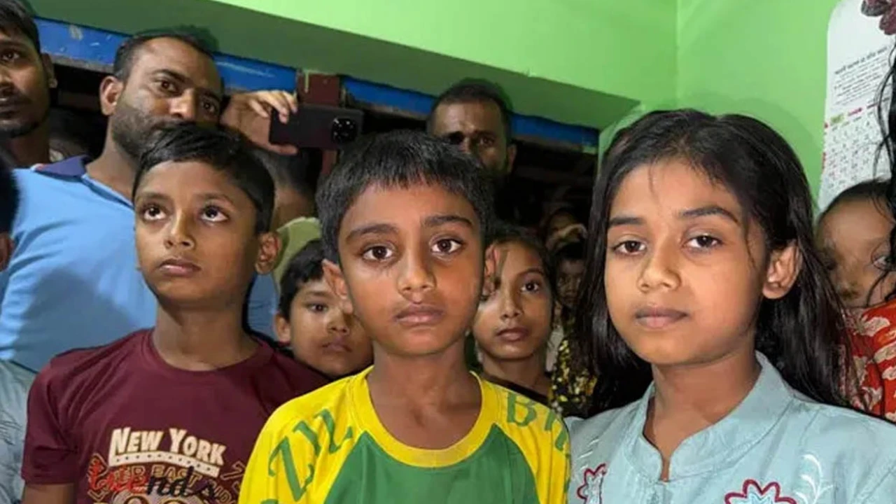 ১৭ শিশুশিক্ষার্থীকে বৈদ্যুতিক তার দিয়ে পিটালেন শিক্ষক : প্রতিবাদে বিক্ষোভ