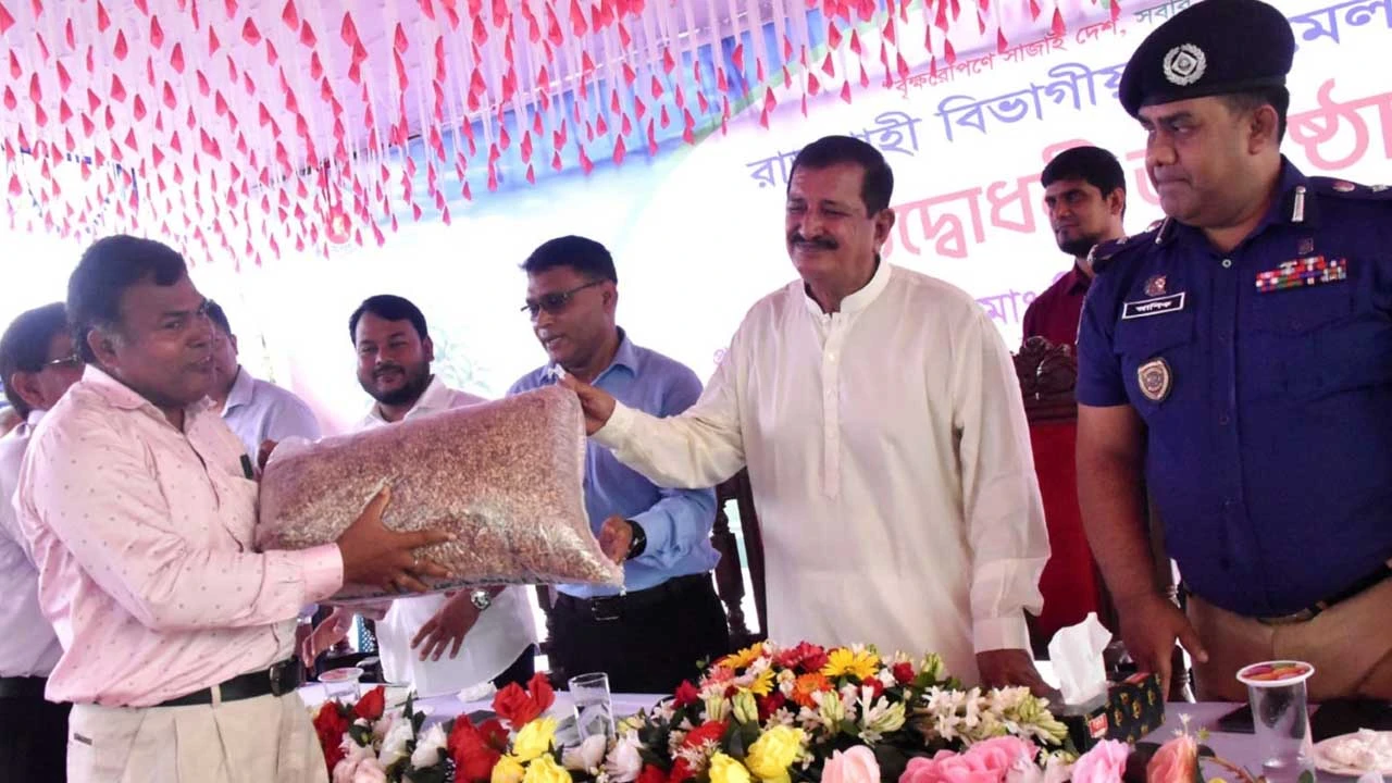 ভূমিমন্ত্রীর হাতে ২৫ কেজি নিমের বীজ তুলে দিলেন নওগাঁর তাল বেলাল