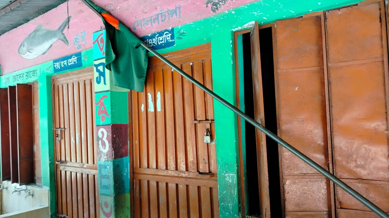 বিদ্যালয়ের বারান্দায় জাতীয় পতাকা ফেলে রাখার অভিযোগ, তদন্তের আশ্বাস প্রশাসনের