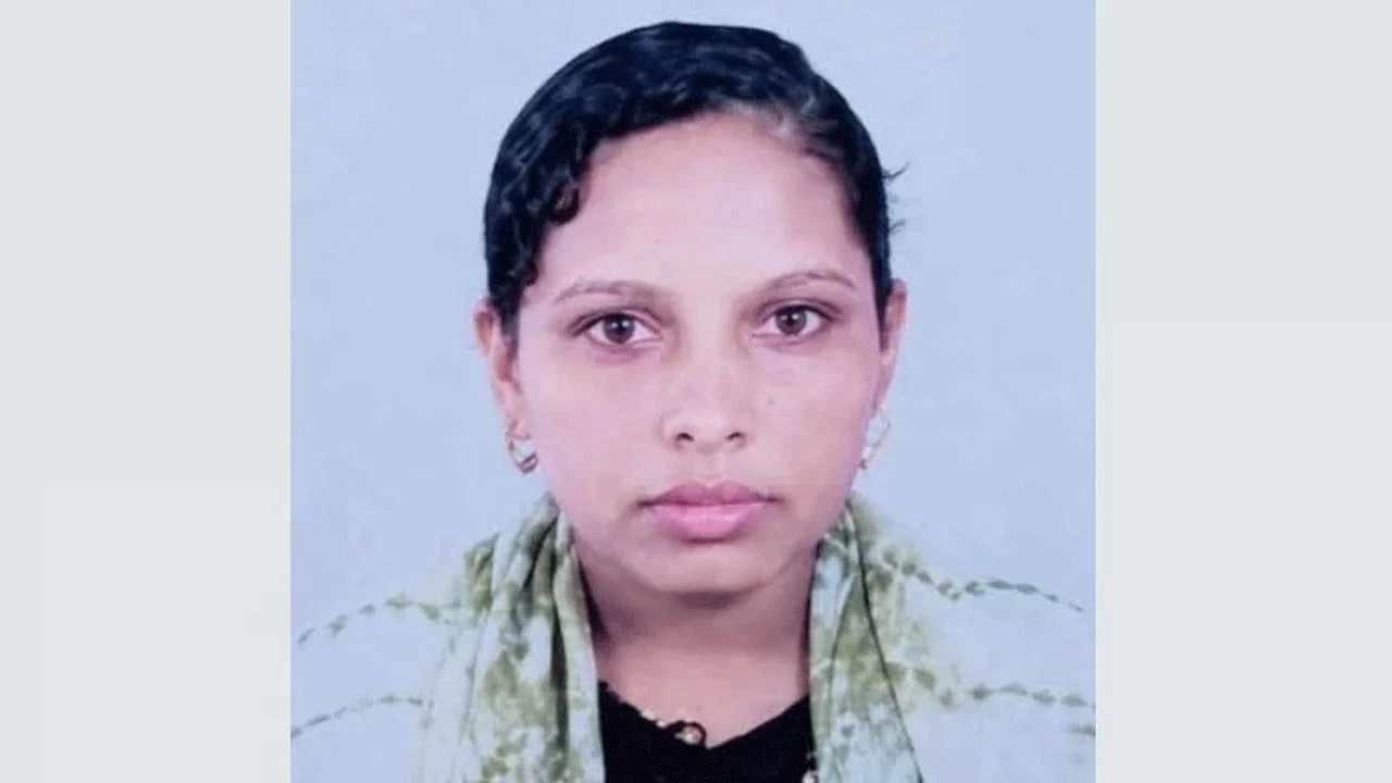 ফেরি থেকে মাঝপদ্মায় ঝাঁপ, বেঁচে ফিরলেন গৃহবধূ