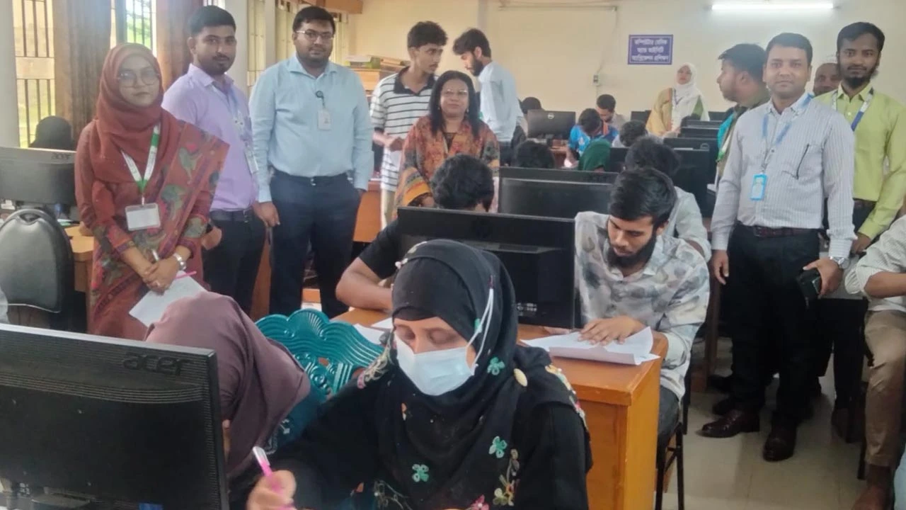টাঙ্গাইলে ফ্রিল্যান্সিং প্রশিক্ষণ কৃত্রিম বুদ্ধিমত্তা (এআই) ভর্তি পরীক্ষা অনুষ্ঠিত