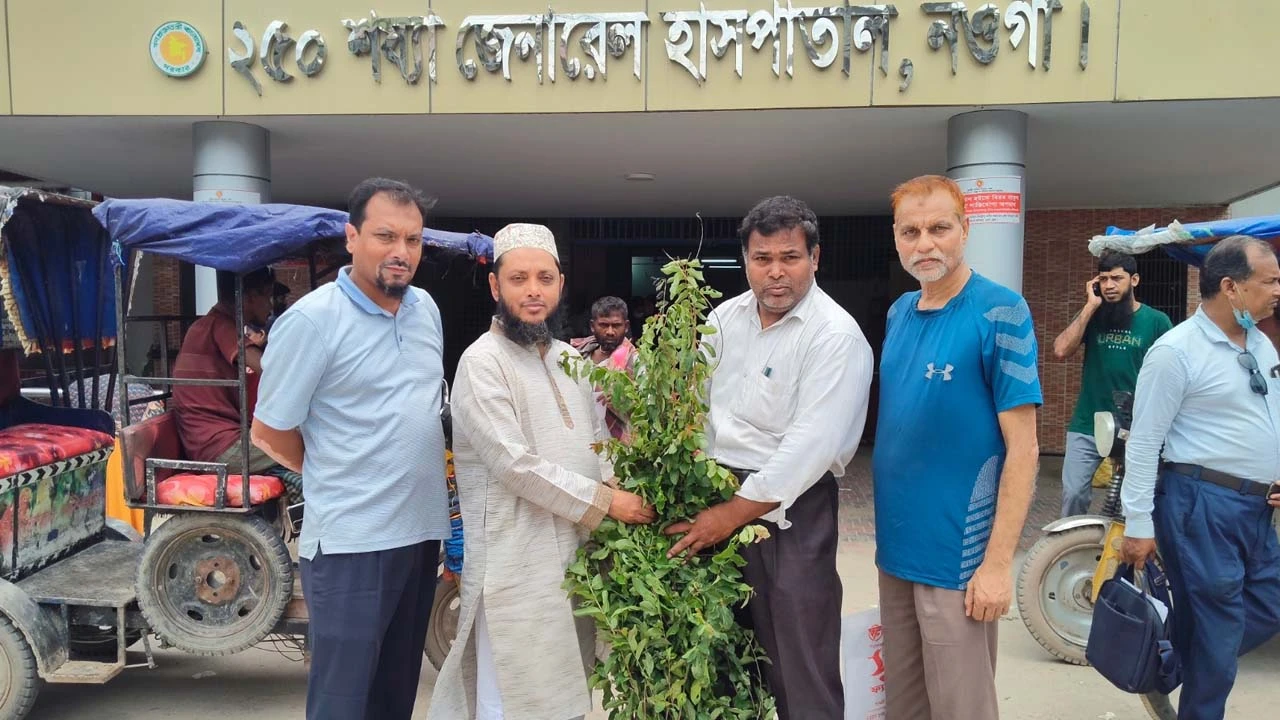 নওগাঁয় হাসপাতাল চত্বরের জন্য চেরিফুলের গাছ দিলেন বৃক্ষপ্রেমী তাল বেলাল
