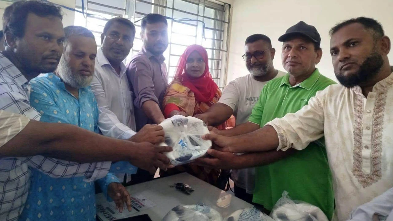 মহাদেবপুরে ক্রীড়া সংস্থার ফুটবল বিতরণ