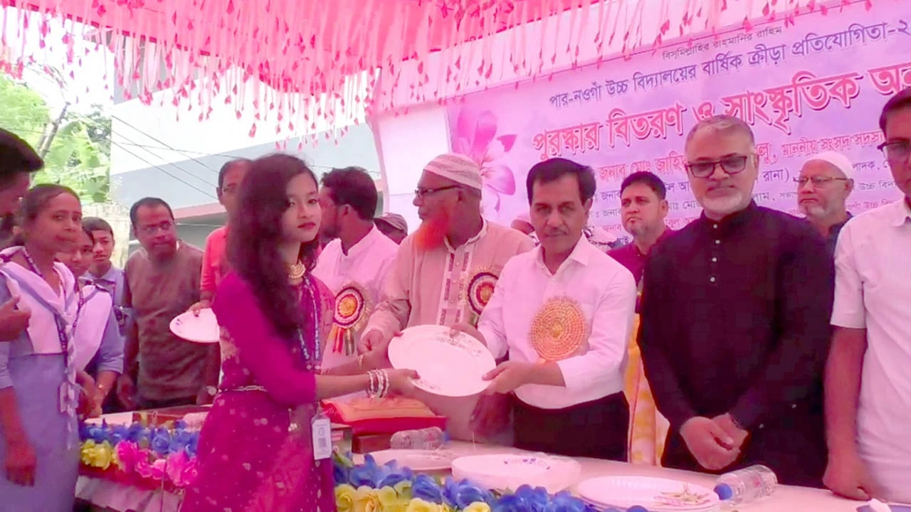 নওগাঁয় স্কুলের ক্রীড়া প্রতিযোগিতার পুরস্কার বিতরণ করলেন এমপি ধলু