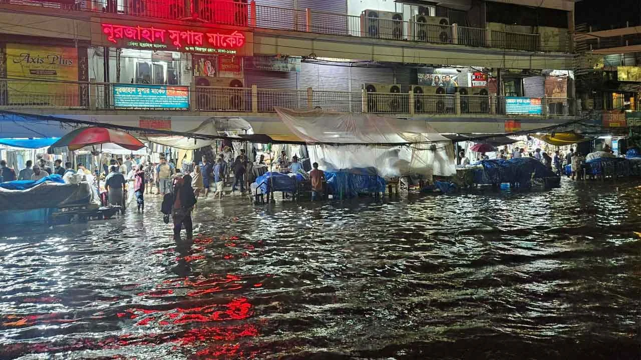 এক ঘণ্টা বৃষ্টিতেই পানির নিচে নিউমার্কেট, দুর্ভোগ জনসাধারণের