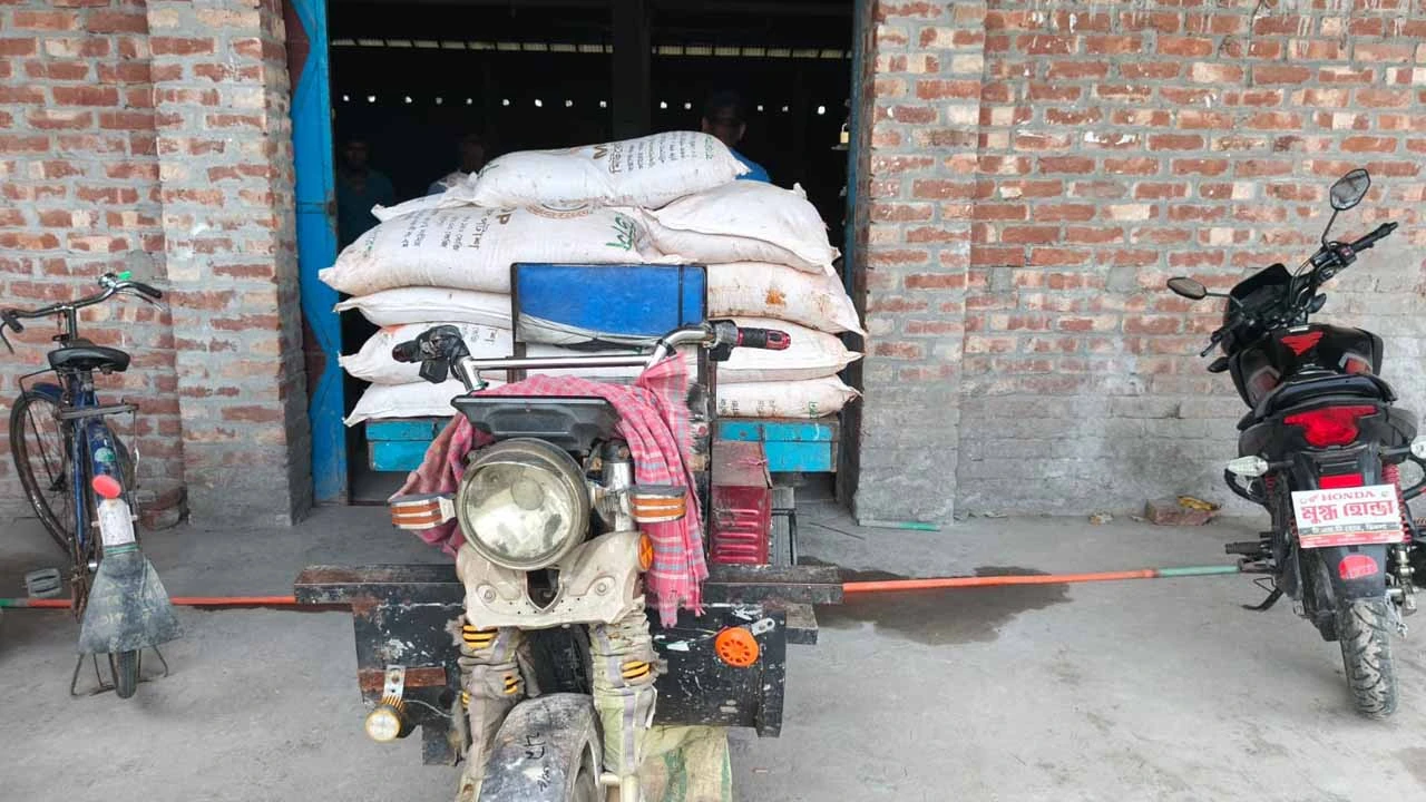 কৃষকের সার ব্যবসায়ীর কাছে বিক্রি, প্রশ্নের মুখে কৃষি কর্মকর্তা