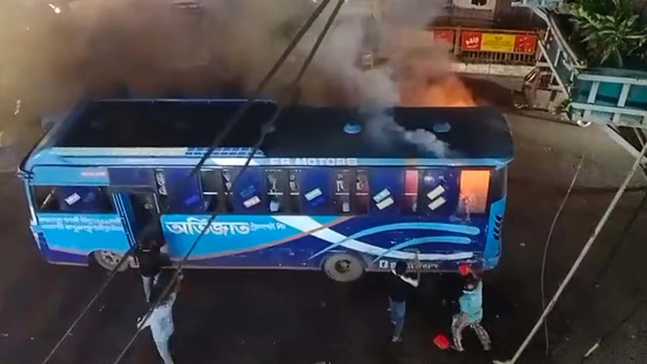 মিরপুরে চলন্ত দুটি বাসে আগুন