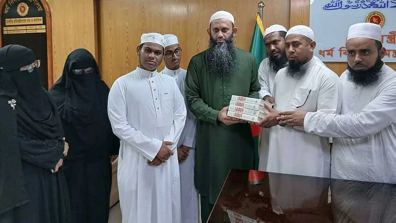 হাফেজদের দেওয়া ইসরায়েলি লেখকের বই ফেরত নিলেন প্রতিমন্ত্রী