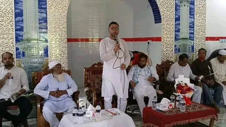 মসজিদের ভেতর সোফা, চেয়ার ও টেবিল বসিয়ে রাজনৈতিক দলীয় কর্মসূচি