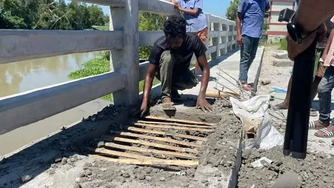 রডের বদলে বাঁশ দিয়ে ঢালাই