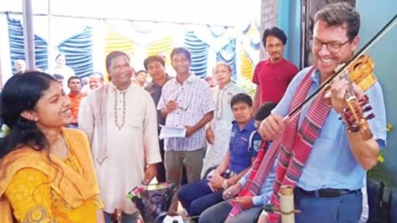 মুর্শিদী ভাওয়াইয়ায় মুগ্ধ রাষ্ট্রদূত