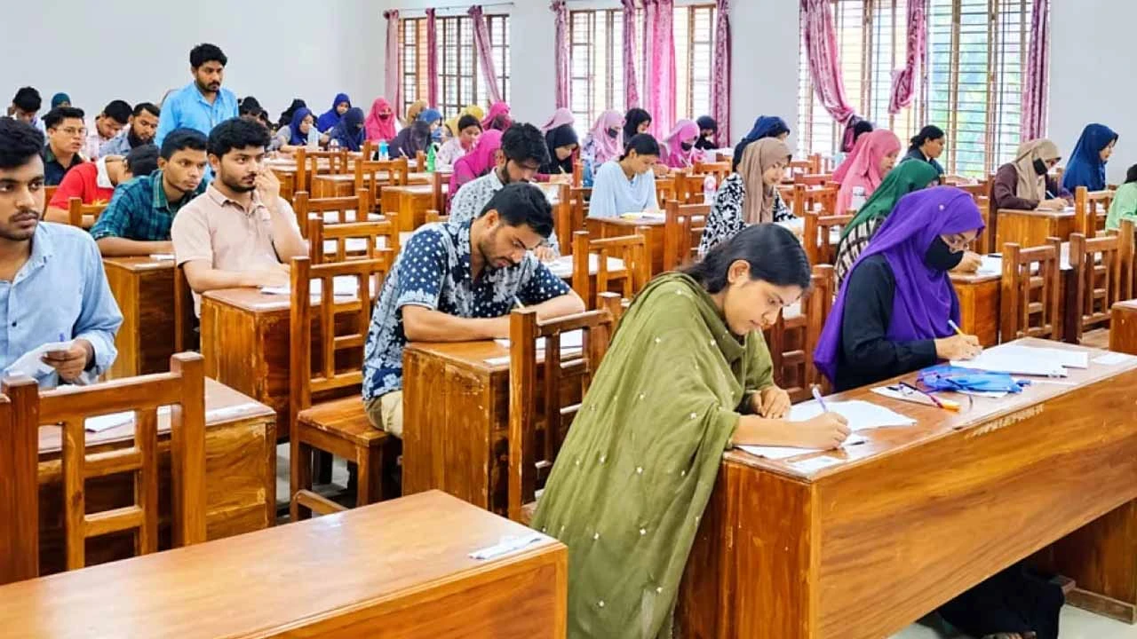 পরীক্ষা ও পরিক্ষার্থী: বিশ্ববিদ্যালয় শিক্ষার্থীদের সেমিস্টার ফাইনালের গল্প