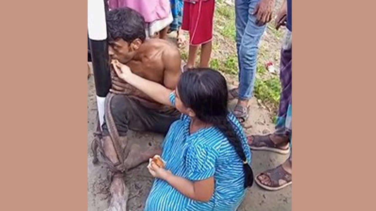 বেঁধে রাখা বাবার মুখে খাবার তুলে দিল ছোট্ট মেয়ে