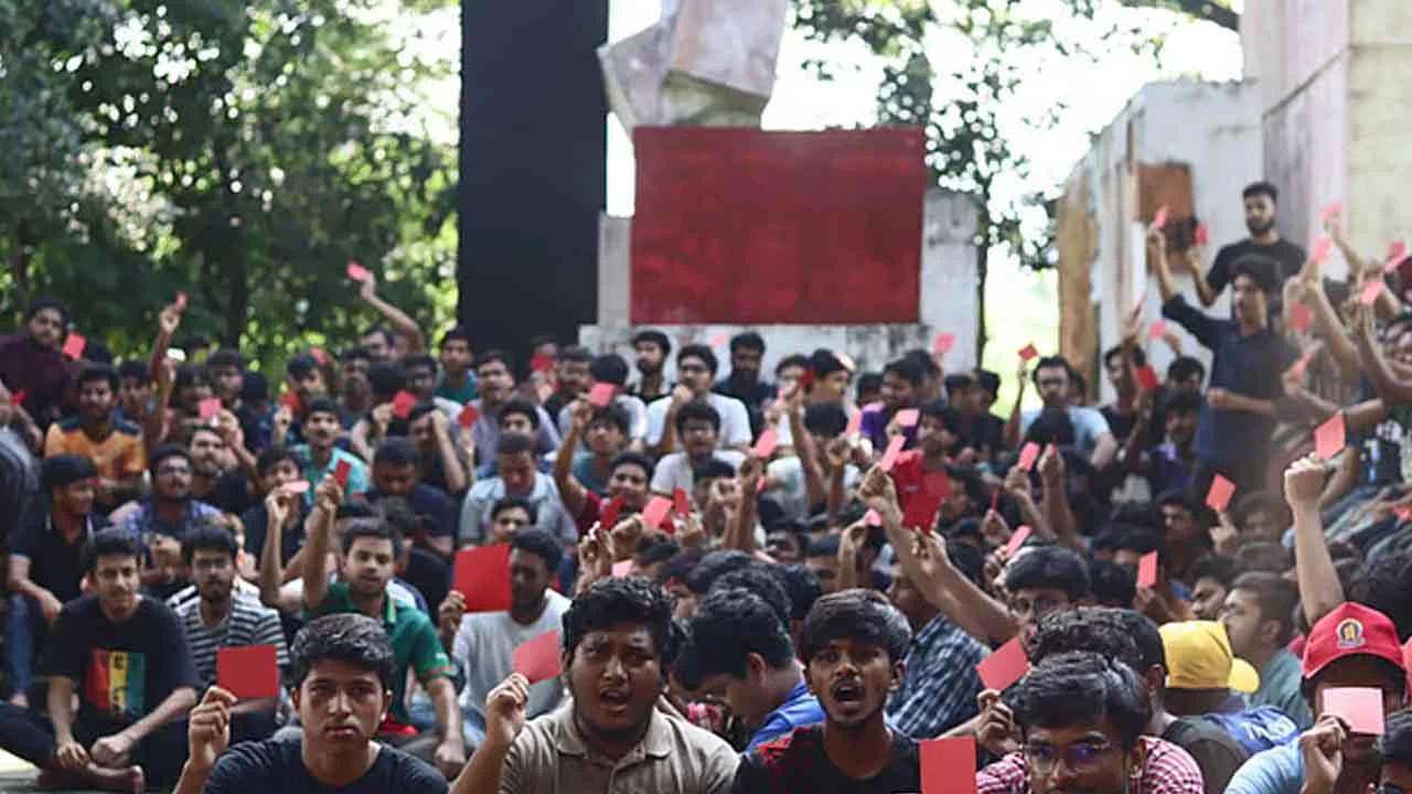 চুয়েট ভিসিকে 'লাল কার্ড' দেখালেন শিক্ষার্থীরা