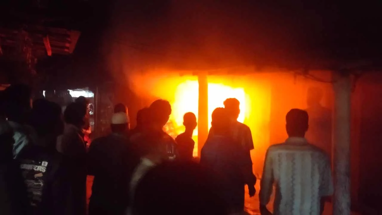 লালপুরে অগ্নিকাণ্ডে গুদামসহ চার দোকান পুড়ে ছাই