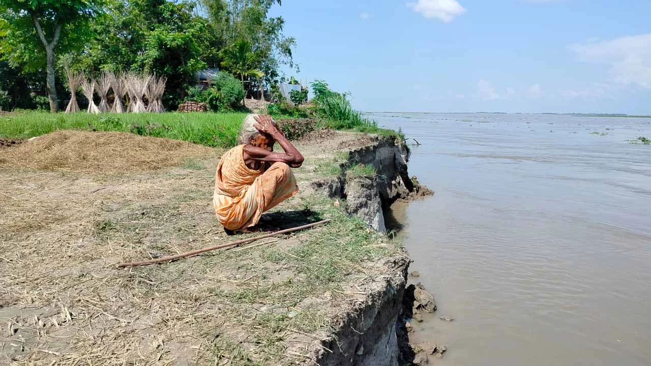ফুলছড়িতে ভাঙ্গছে নদীর পাড় দুশ্চিন্তায় বসে আছেন বৃদ্ধা
