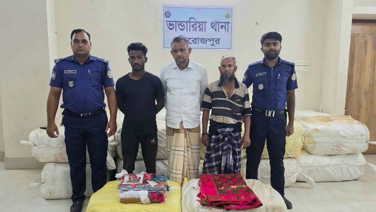 ভাণ্ডারিয়ায় ১৩ লাখ ২৬ হাজার টাকার ভারতীয় কাপড় জব্দ, আটক ৩