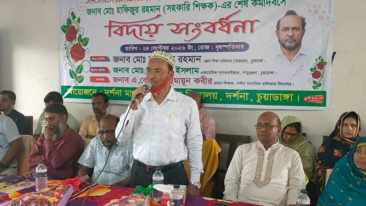 নিজের গাড়িতে শিক্ষককে রাজকীয় বিদায়, হেঁটে গেলেন শিক্ষা অফিসার