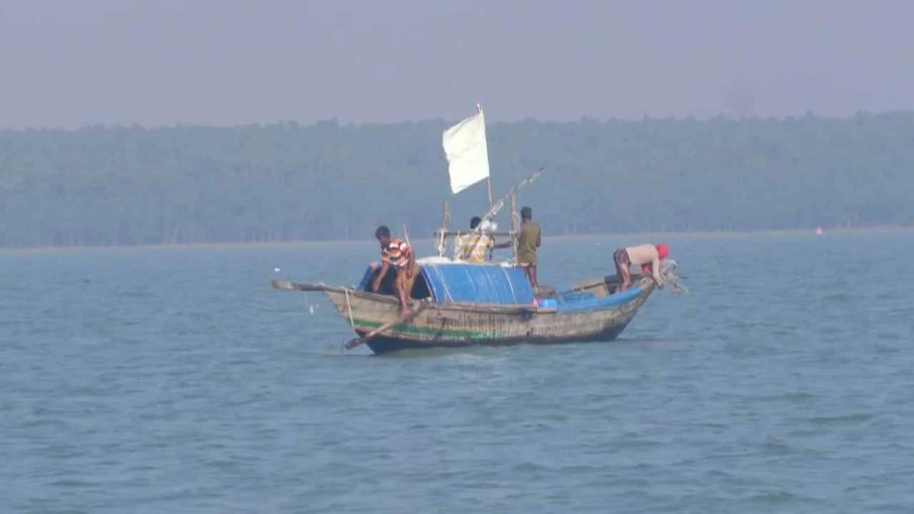 বঙ্গোপসাগরে ১৫ জেলে সহ  ট্রলারডুবি