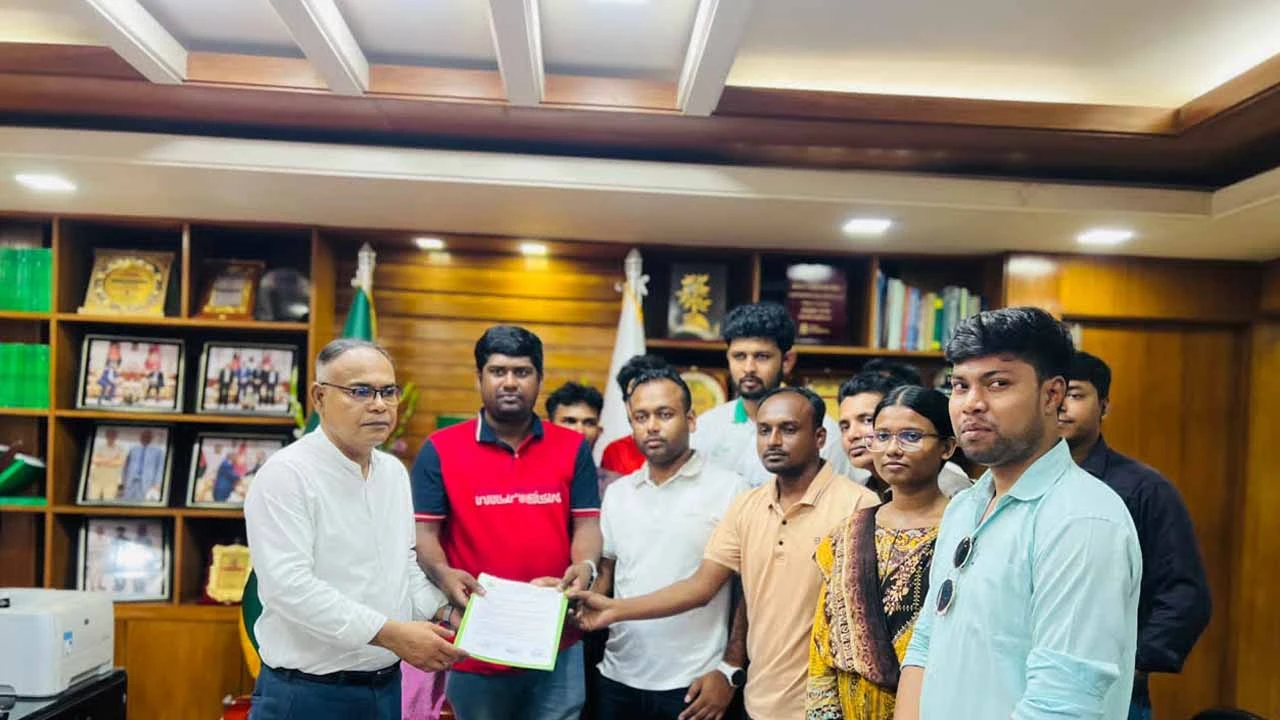 ডেঙ্গু প্রতিরোধ ও পরিচ্ছন্নতা কর্মসূচির দাবিতে উপাচার্য বরাবর  ইবি ছাত্রদলের স্মারকলিপি