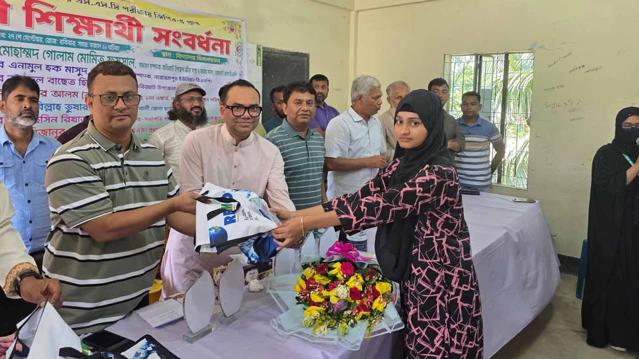 কবিরহাটে জিপিএ-৫ পাওয়া শিক্ষার্থীদের সংবর্ধনা