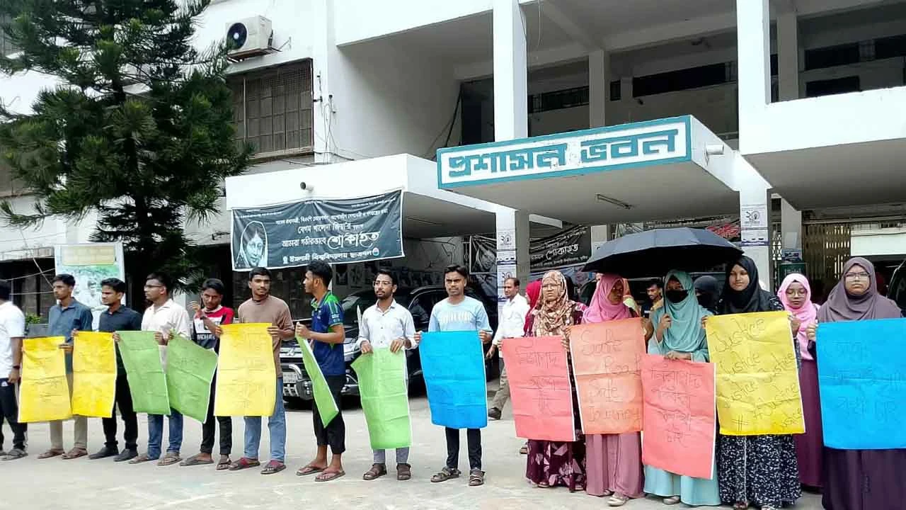 বাস চাপায় ইবি শিক্ষার্থীর বাবার মৃত্যুতে ক্ষুব্ধ শিক্ষার্থীরা, ক্ষতিপূরণ দাবি