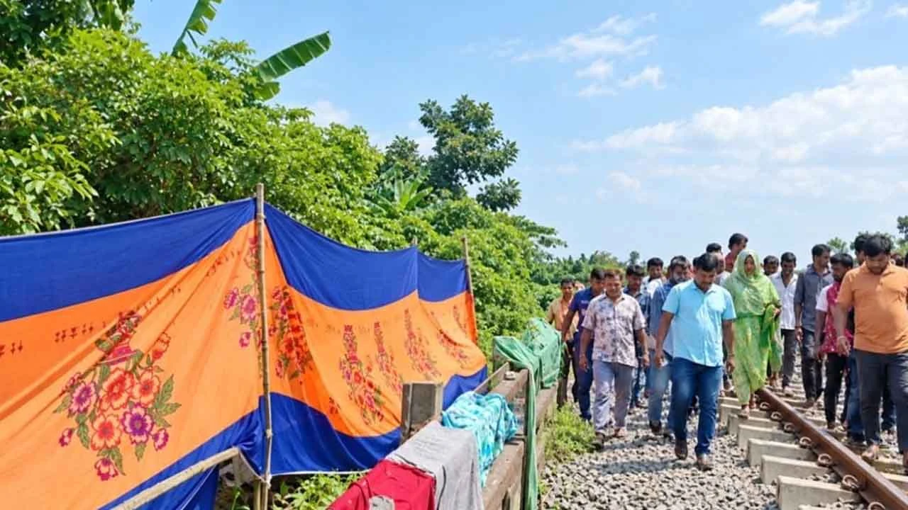 পর্দা দিয়ে ঘিরে রেলের জমিতে পাকা ভবন নির্মাণ