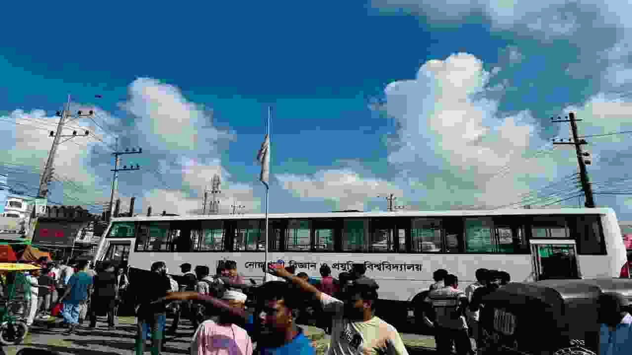 নোবিপ্রবি বাসের চালককে মারধর ও গ্লাস ভাঙচুর, গ্রেপ্তার ২