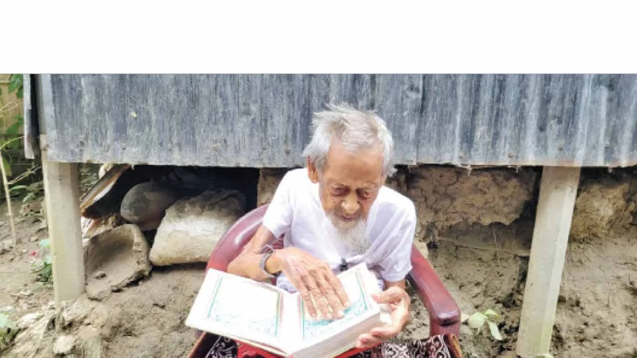 চশমা ছাড়াই কোরআন পড়েন ১২৩ বছরের আব্বাস