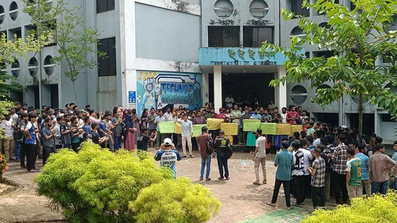 সিলেট ইঞ্জিনিয়ারিং কলেজে শিক্ষার্থীদের আন্দোলনে দুই দিন ধরে অবরুদ্ধ শিক্ষকরা