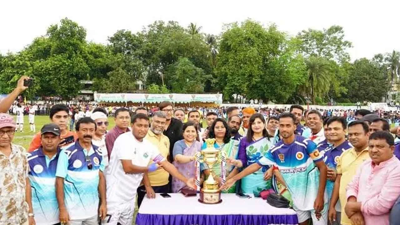ডিসি গোল্ড কাপ ফুটবল টুর্নামেন্টে চ্যাম্পিয়ন আলমডাঙ্গা