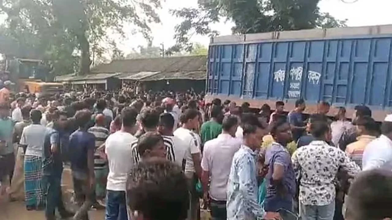 অটোরিকশাকে চাপা দিয়ে দোকানে ঢুকে পড়ল ট্রাক, নিহত ৪