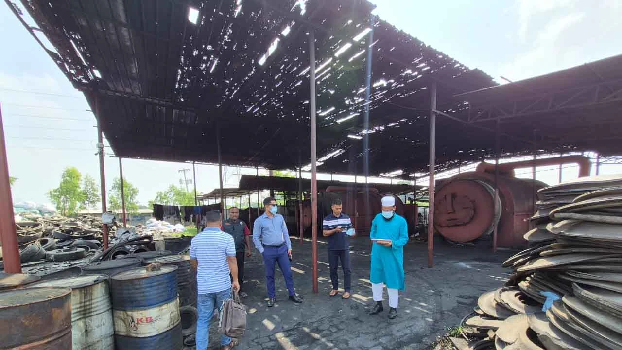 সিংগাইরে টায়ার পুড়িয়ে পরিবেশ দূষণ, গ্রীন এনার্জিকে লাখ টাকা জরিমানা