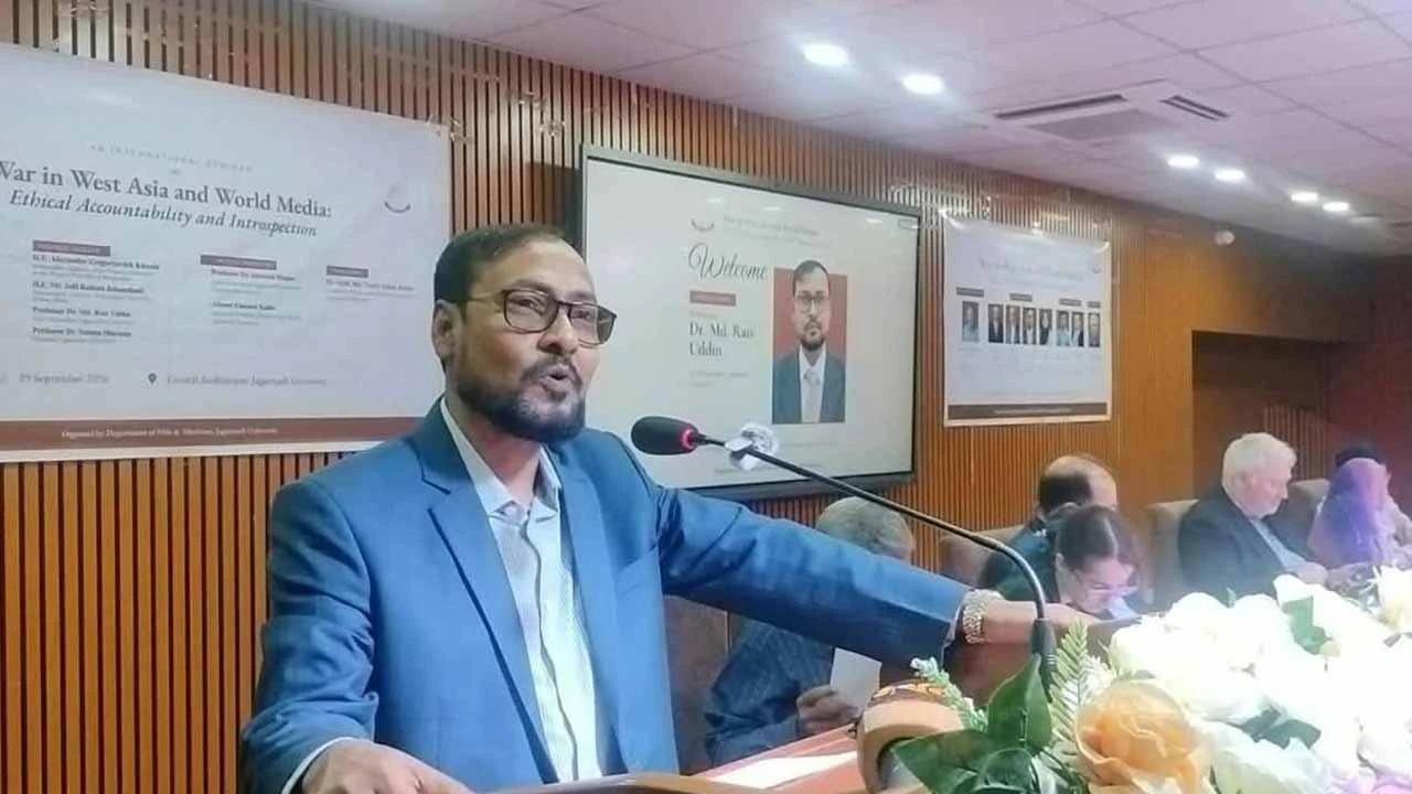 ‘যুদ্ধ কেবল সেনাবাহিনী বা সরকারের সংঘর্ষ নয়, এটি মানবিক ট্র্যাজেডি’: জবি উপাচার্য