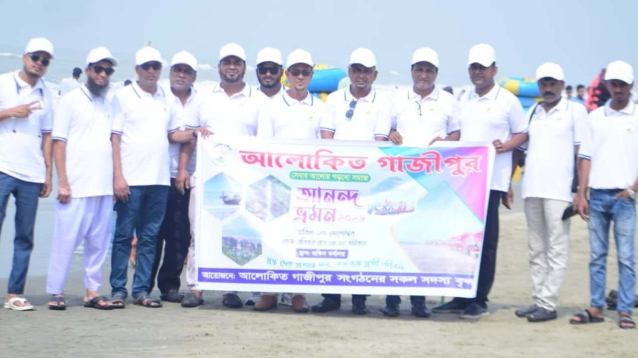 আলোকিত গাজীপুর মানবিক সংগঠনের পক্ষ থেকে পথচারীদের মাঝে বিশুদ্ধ পানি-শুকনা খাবার বিতরণ