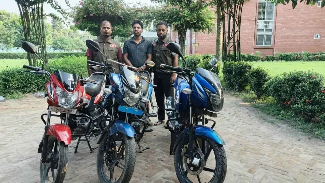 দিনাজপুরে তিনটি চোরাই মোটরসাইকেল উদ্ধার
