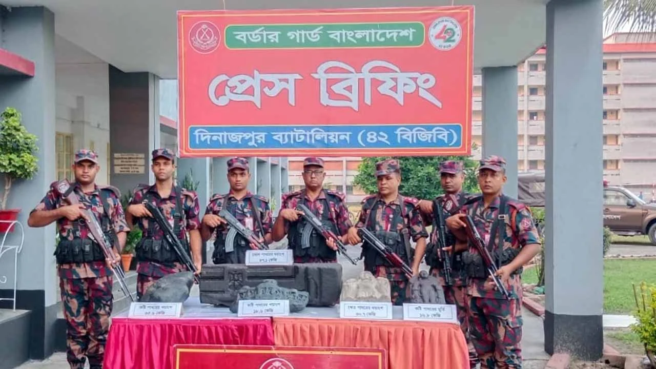 ১ কোটি ২৯ লাখ ৯০ হাজার টাকার প্রত্নসম্পদ উদ্ধার, পাচারের অপচেষ্টা নস্যাৎ বিজিবির