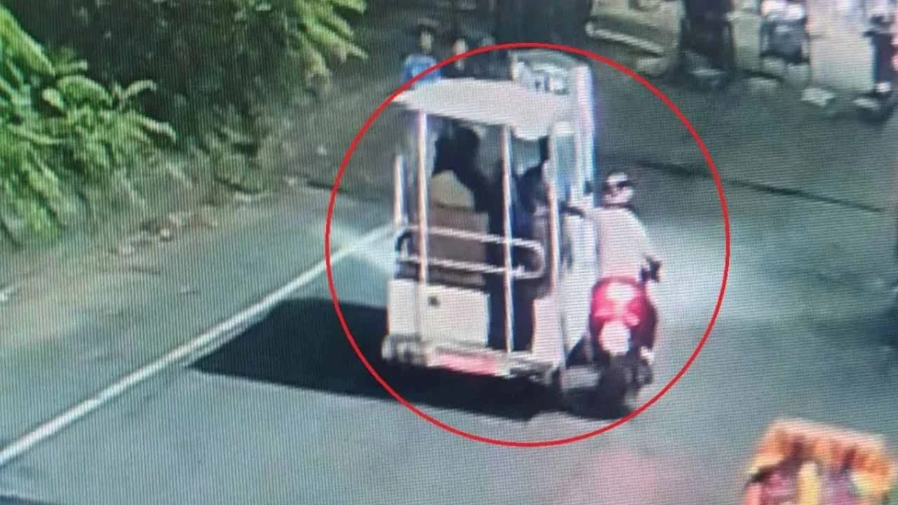 ঢাবি ক্যাম্পাসে চলন্ত শাটলে ছাত্রীর কান থেকে স্বর্ণের দুল ছিনতাই