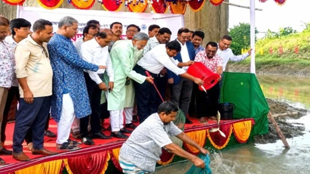 ভালুকায় পোনামাছ অবমুক্ত কার্যক্রম উদ্বোধন করলেন এমপি ফখর উদ্দিন আহমেদ বাচ্চু