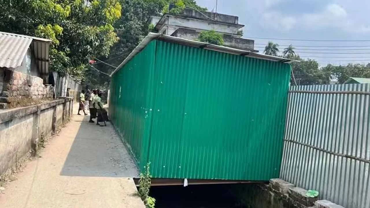 কাঁচিঝুলিতে খালের ওপর অবৈধ স্থাপনা, নির্মাণসামগ্রী অপসারণে সিটি কর্পোরেশনের অভিযান