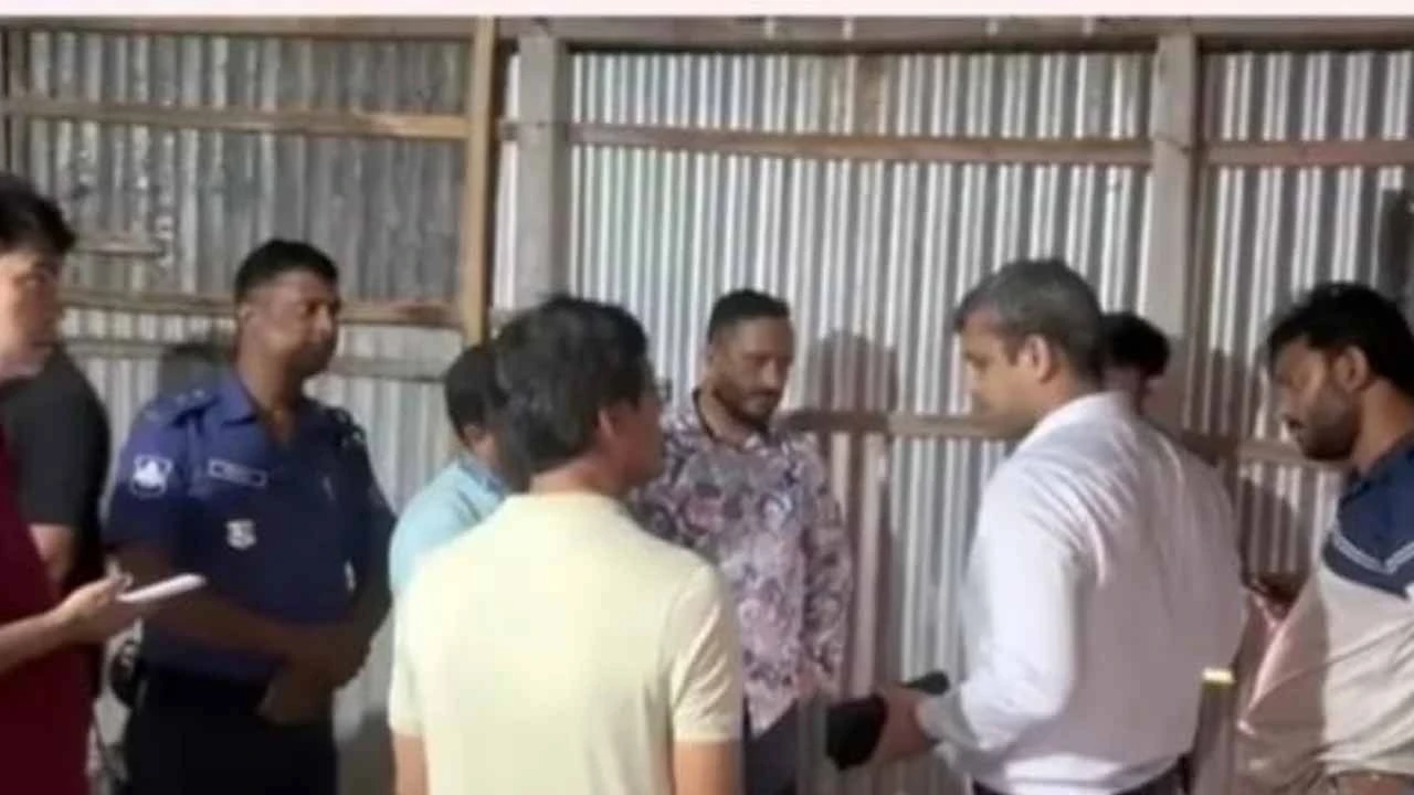 সিরাজগঞ্জের কামারখন্দে অবৈধ সার মজুত, জামায়াত নেতার জরিমানা ও সার জব্দ