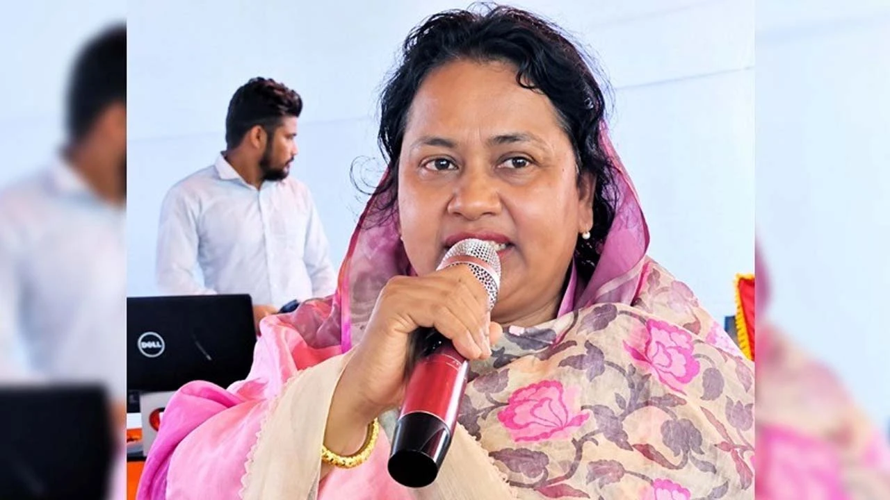 আইনশৃঙ্খলা সভায় ওয়ারেন্ট আসামি, সমালোচনার মুখে খুঁজছে পুলিশ