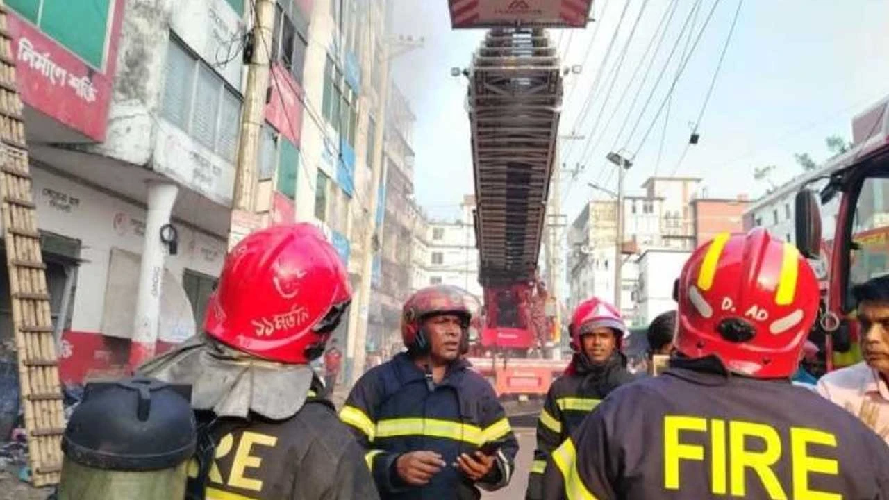 গাজীপুরে পোশাক কারখানায় আগুন, নিয়ন্ত্রণে ৯ ইউনিট