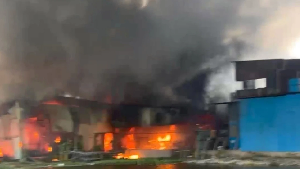টঙ্গীতে ঝুটের গোডাউনে ভয়াবহ আগুন: প্রায় ৫০ লাখ টাকার ক্ষয়ক্ষতি